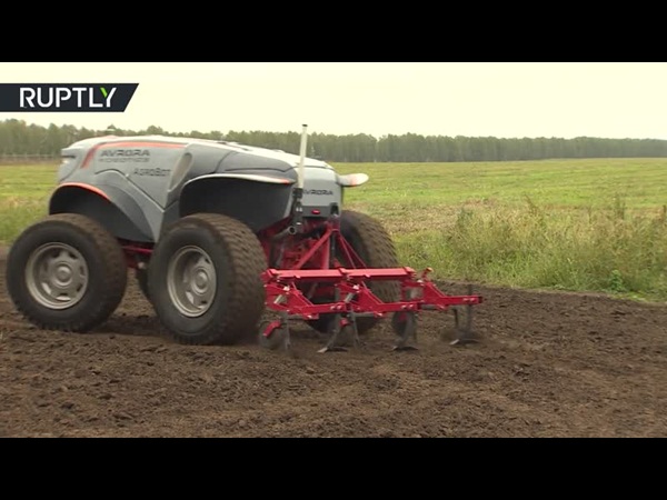 شاهد تجربة ناجحة لجرار ذاتي الحركة في روسيا